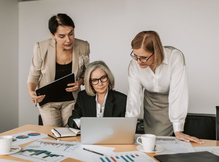 Deine finanzielle Unabhängigkeit als Frau A group of business women