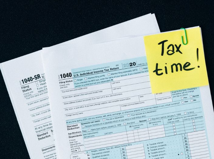 Warum es sich in der Schweiz nicht lohnt, seine Steuern vorab zu zahlen Tax papers with Memo "Tax time!"
